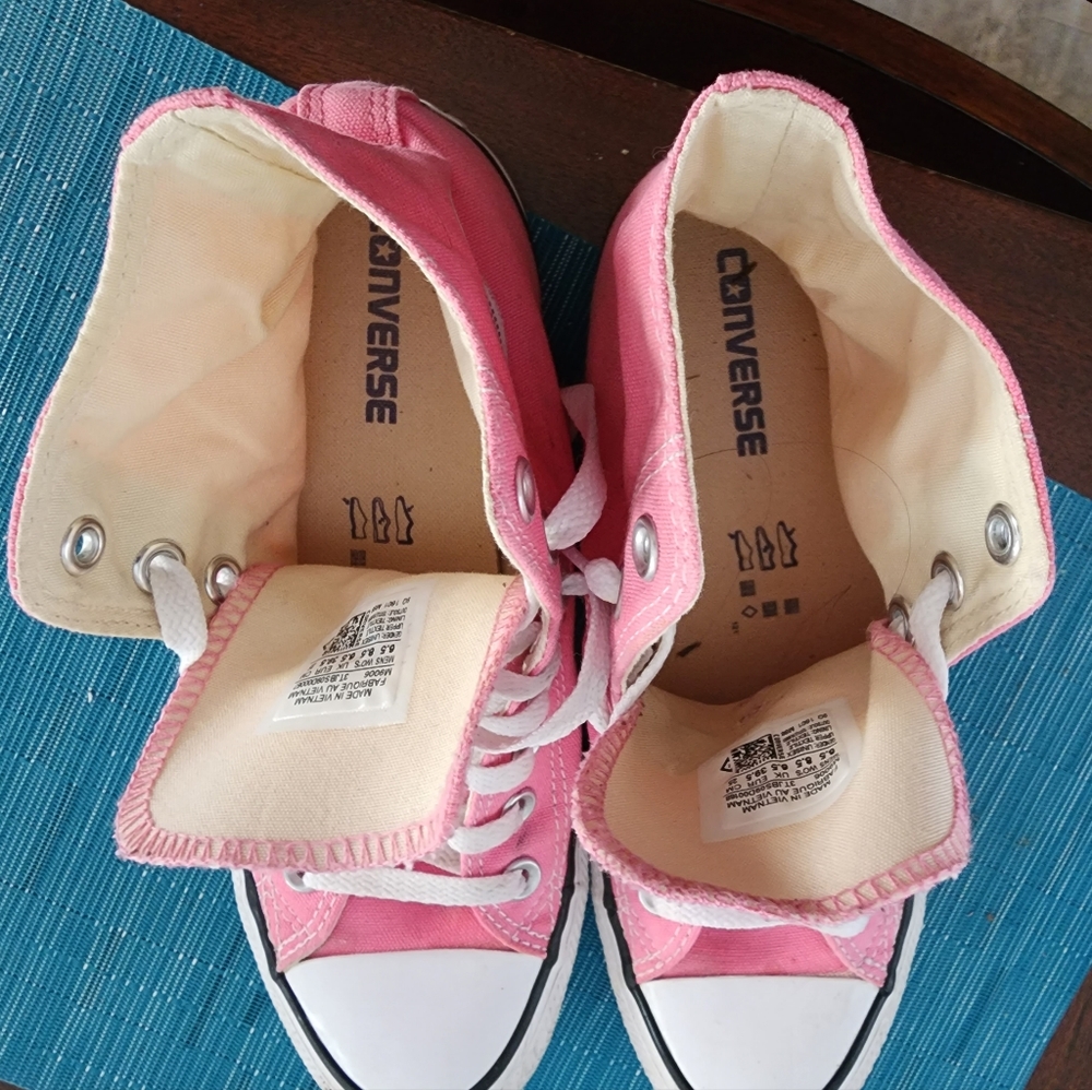 Pink chuck Taylor's